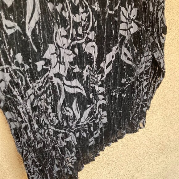 CHICOS | Black Floral Burnout Velvet Crinkle Button Down 3/4 Sleeve Blouse Top - Picture 12 of 15